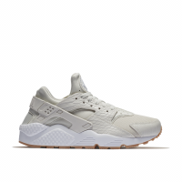 Nike air huarache run se sneaker best sale